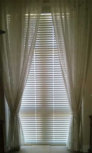 Wooden venetian blind white
